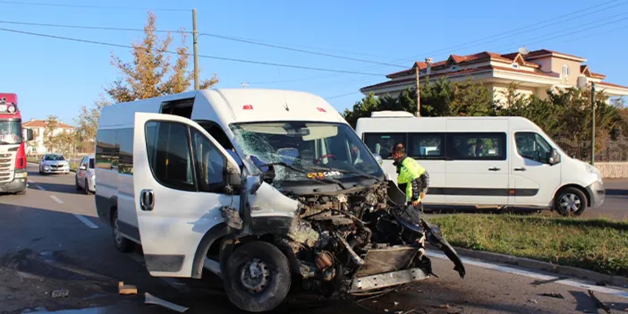 Aksaray'da öğrenci servisi ile TIR çarpıştı! 11 yaralı