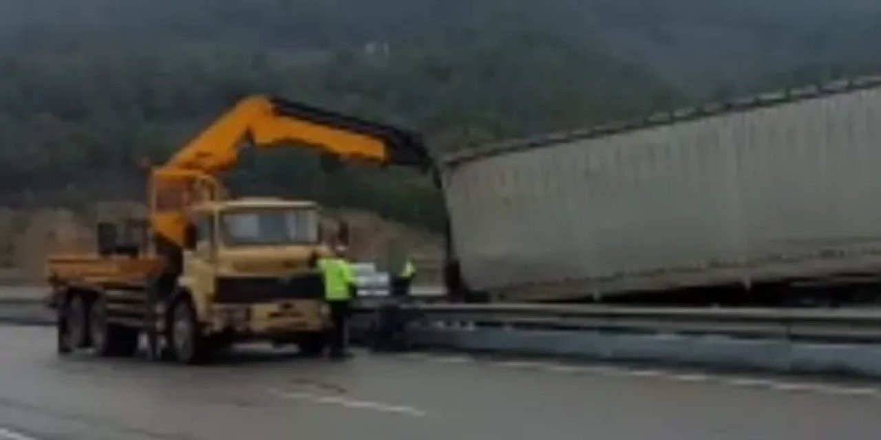 Samsun’da makaslama yapan tır bariyere çarptı