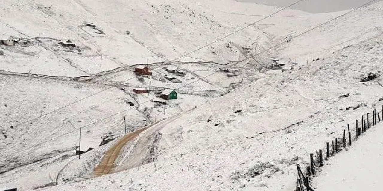 Gümüşhane’de yaylalar beyaz örtüyle kaplandı