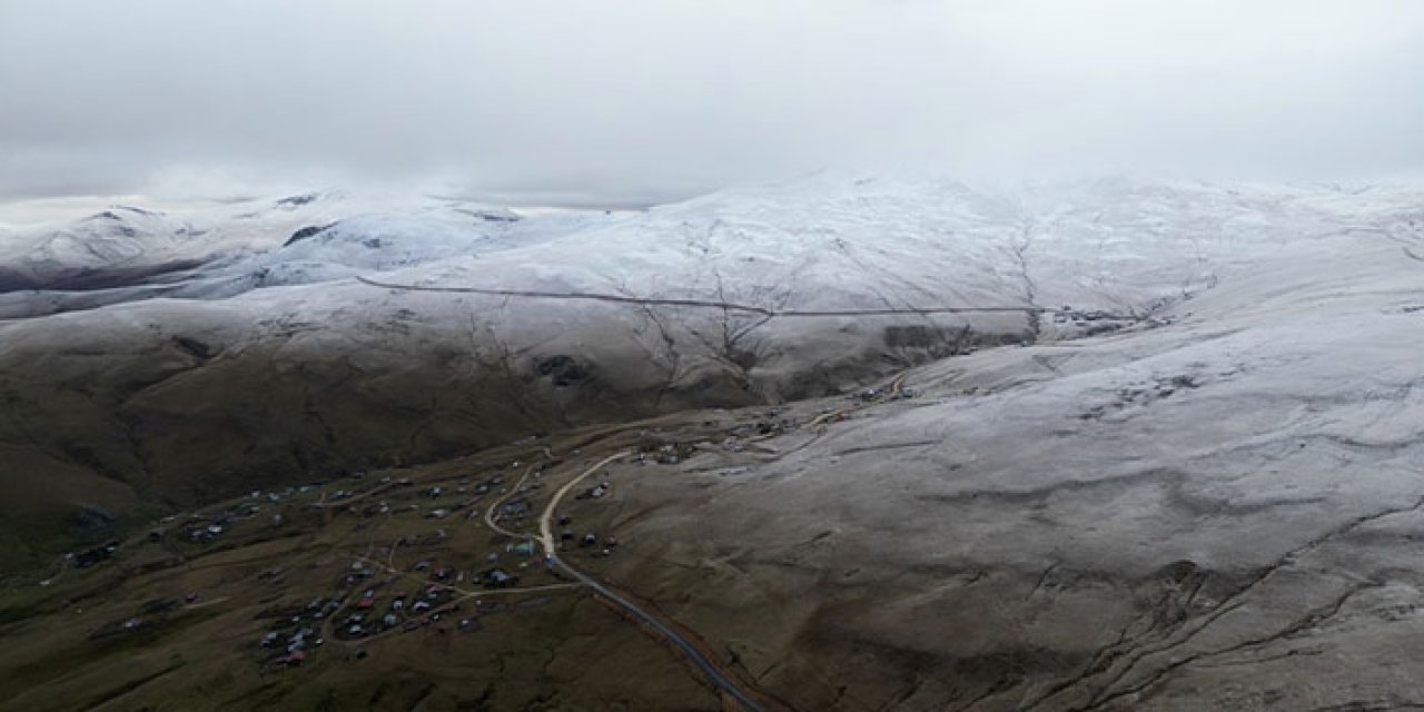 Giresun'un Kümbet Yaylası'na mevsimin ilk karı yağdı