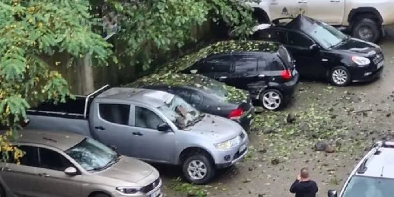 Artvin’i heyelan vurdu! Park halindeki araçlar pert oldu