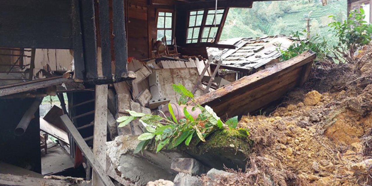 Rize'de asırlık ahşap ev heyelanla yıkıldı