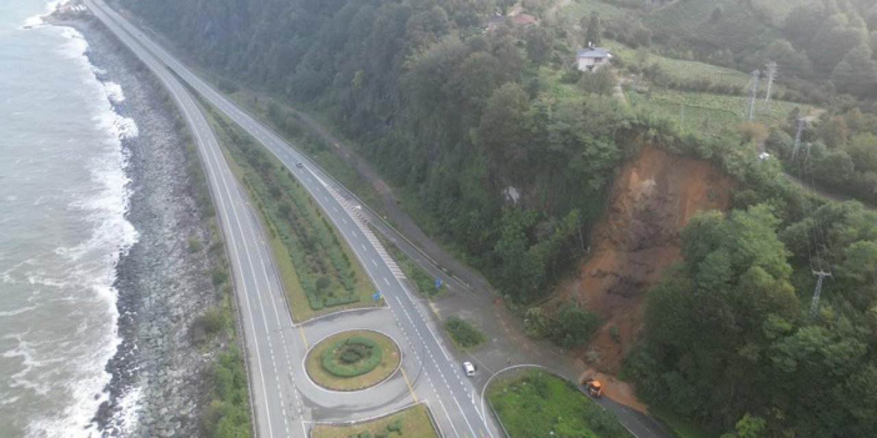 Arhavi'de heyelan: Karayolu trafiğe kapatıldı