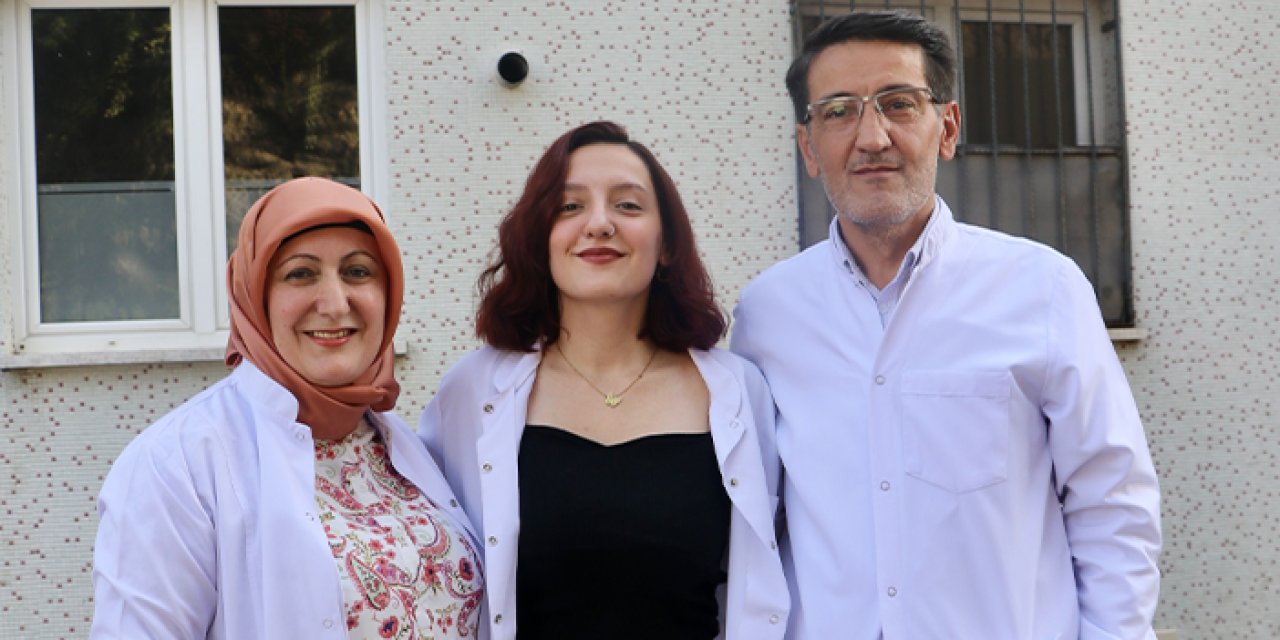 Trabzon'da anne ve babasının çalıştığı hastanede doktorluk yapıyor