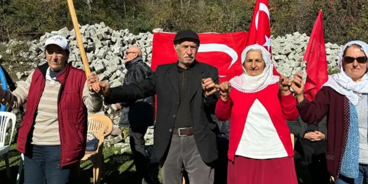 Artvin’de yaşlılardan Cumhuriyet kutlaması!