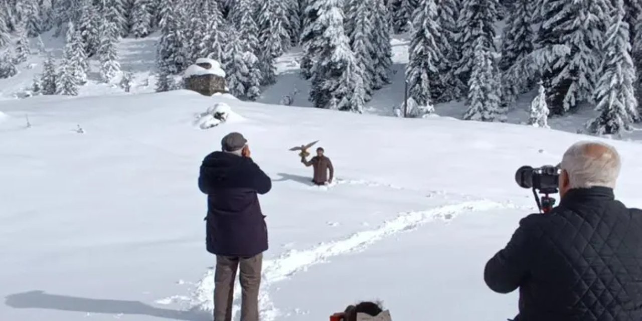 Artvin’de beyaza bürünen Balık Gölü büyüledi!