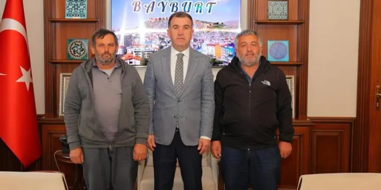 Bayburt Valisi Eldivan’a şehit babasından ziyaret