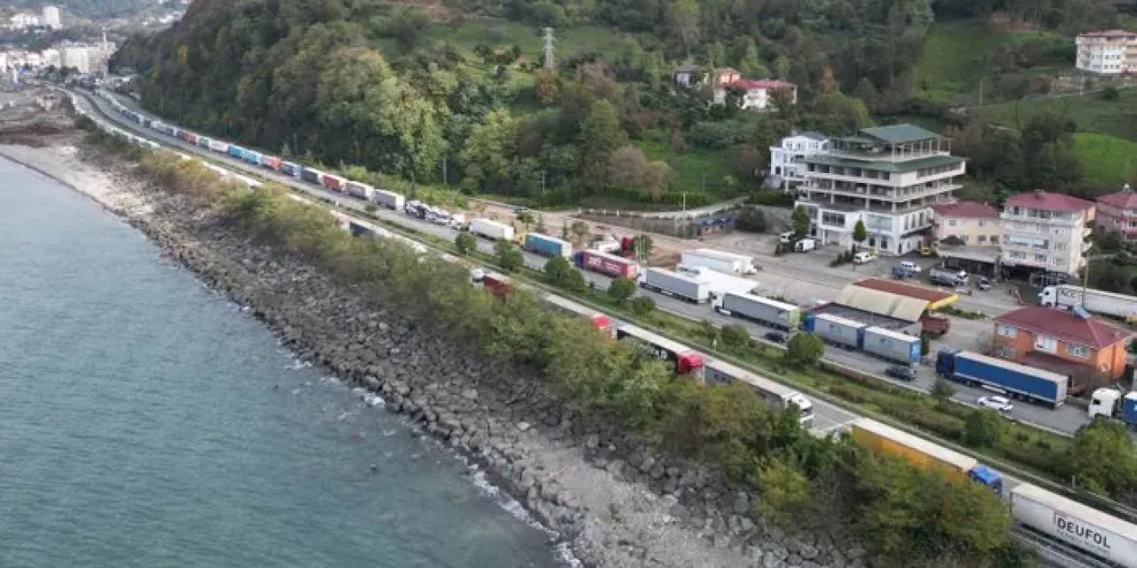 Artvin’de tırlar kilometrelerce kuyruk oluşturdu!