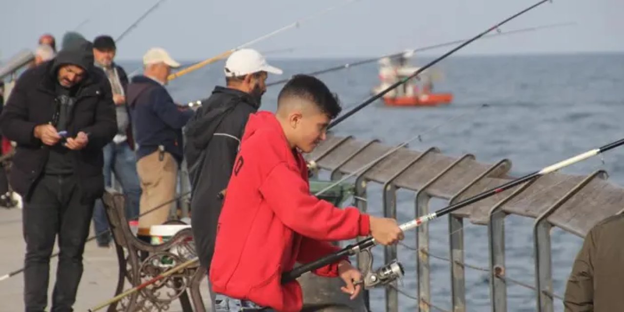 Ordu’da amatör balıkçılar rıhtıma akın etti