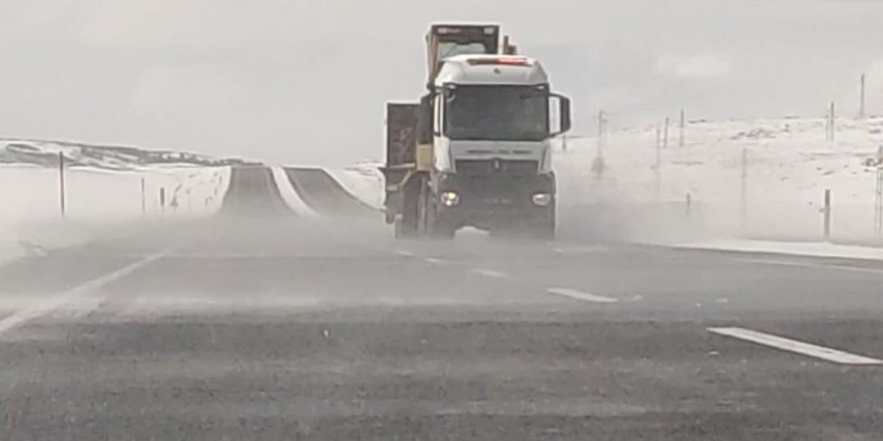 Ardahan'da tipi alarmı: Sürücüler zor anlar yaşıyor