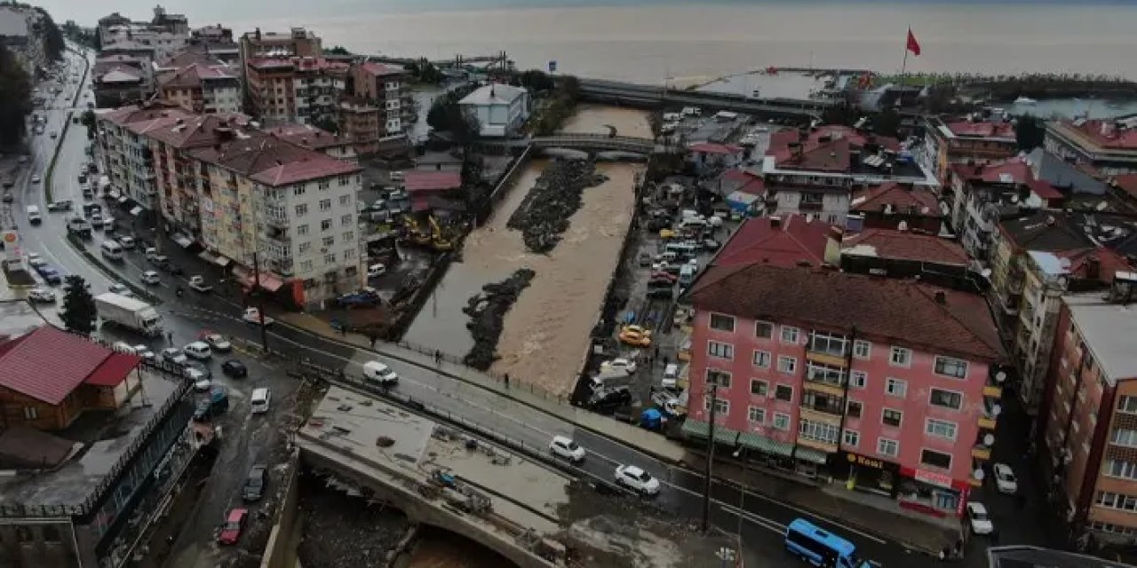 Rize’de yoğun yağış denizin rengini değiştirdi