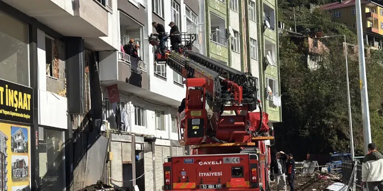 Rize’de heyelan mağduru vatandaş eşyalarını çıkarmaya başladı