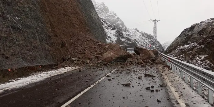 Artvin’i heyelan vurdu! Karayolu ulaşıma kapandı