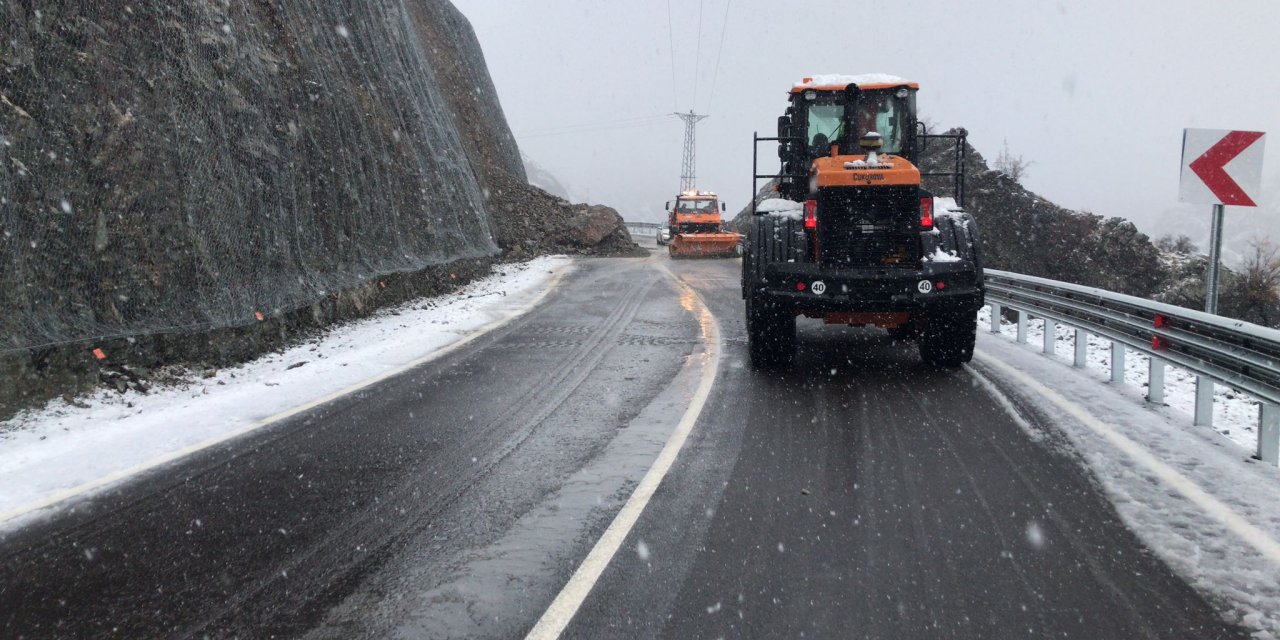 Artvin-Yusufeli yolunda heyelan! Ulaşım tek şeritten sağlanıyor