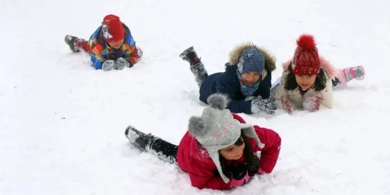 Bayburt’ta kar eğitimi vurdu! Tatil uzatıldı