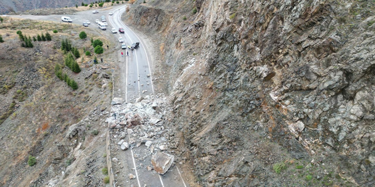 Artvin-Ardahan yolunda heyelan! Ulaşım kontrollü sağlanıyor