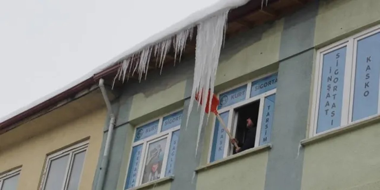 Bayburt’ta buz sarkıtlarına ekiplerden müdahale