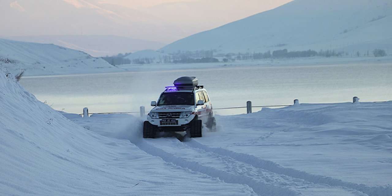 Bayburt'ta karlı yolları aşıp hastaların imdadına yetişiyorlar