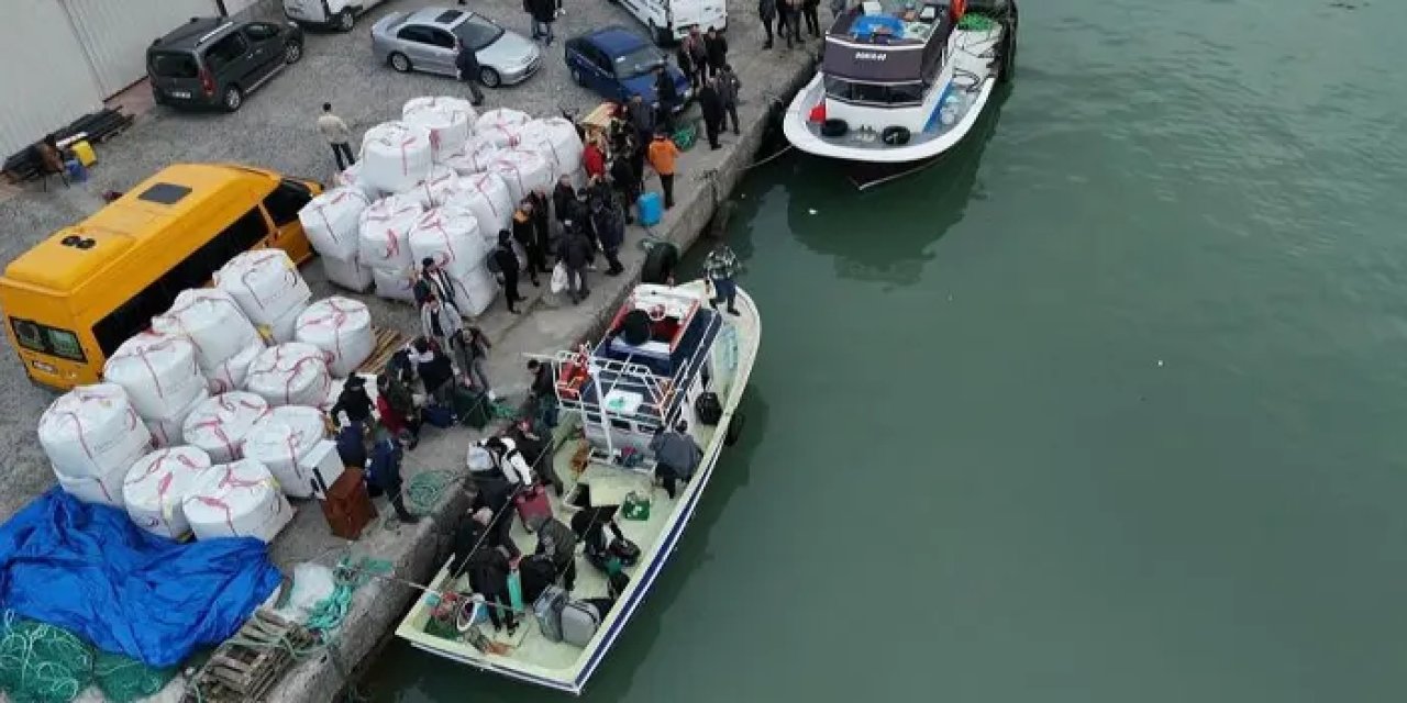 Artvin’de heyelan bölgesindeki vatandaş tekneler ile taşındı!