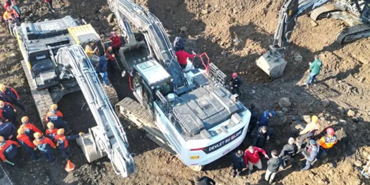 Artvin’deki heyelanda acı dolu anlar! Cansız bedenler toprak altından çıkarıldı