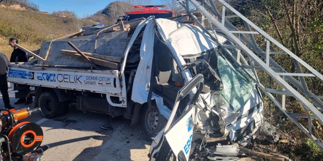 Ordu’da trafik kazası! Lastiği patlayan kamyonet direğe çarptı: 2 yaralı