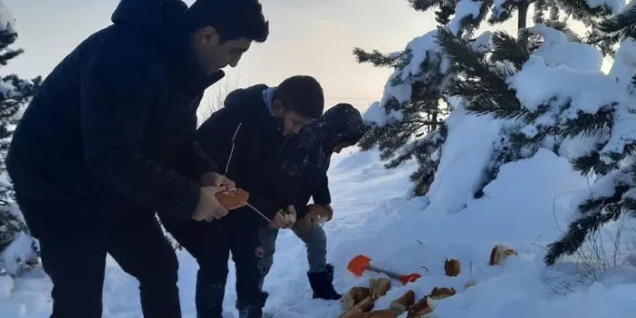 Bayburt’ta öğrencilerden anlamlı hareket! Hayvanlar için yiyecek bıraktılar