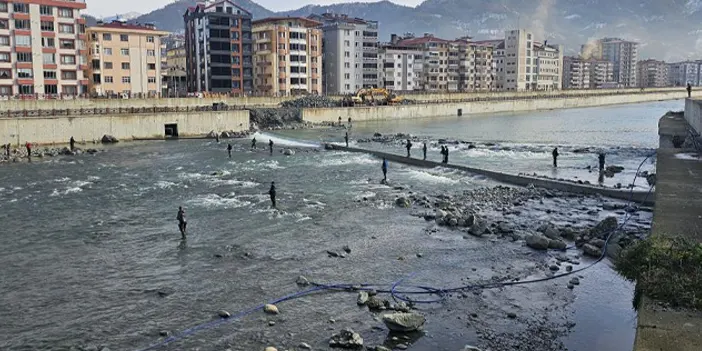 Artvin’de somon kafesi parçalandı! Vatandaş dereye akın etti