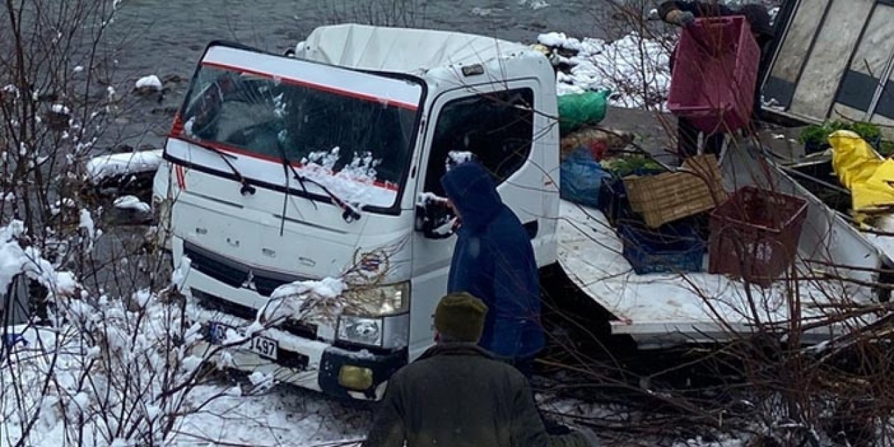 Artvin’de korkutan kaza! Karlı yol, kaza getirdi