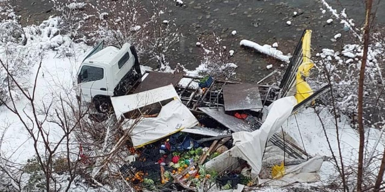 Artvin’de korkutan kaza! Karlı yol, kaza getirdi