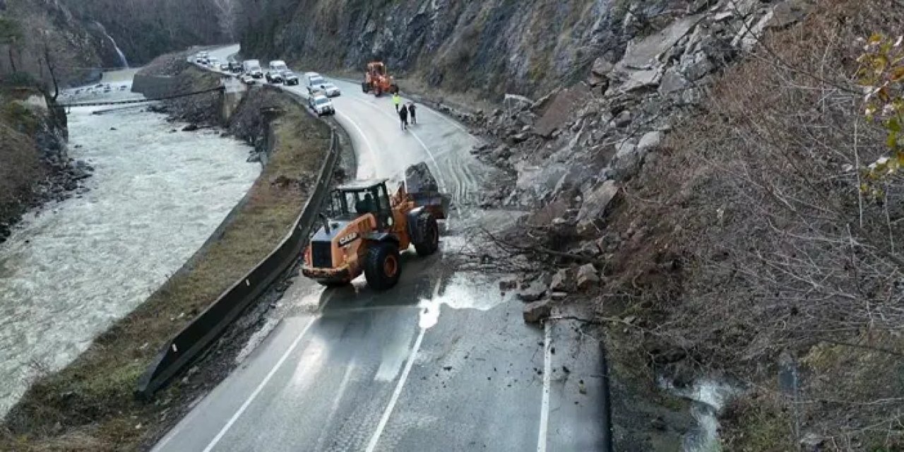 Artvin’de heyelan sonrası kapanan yol ulaşıma açıldı