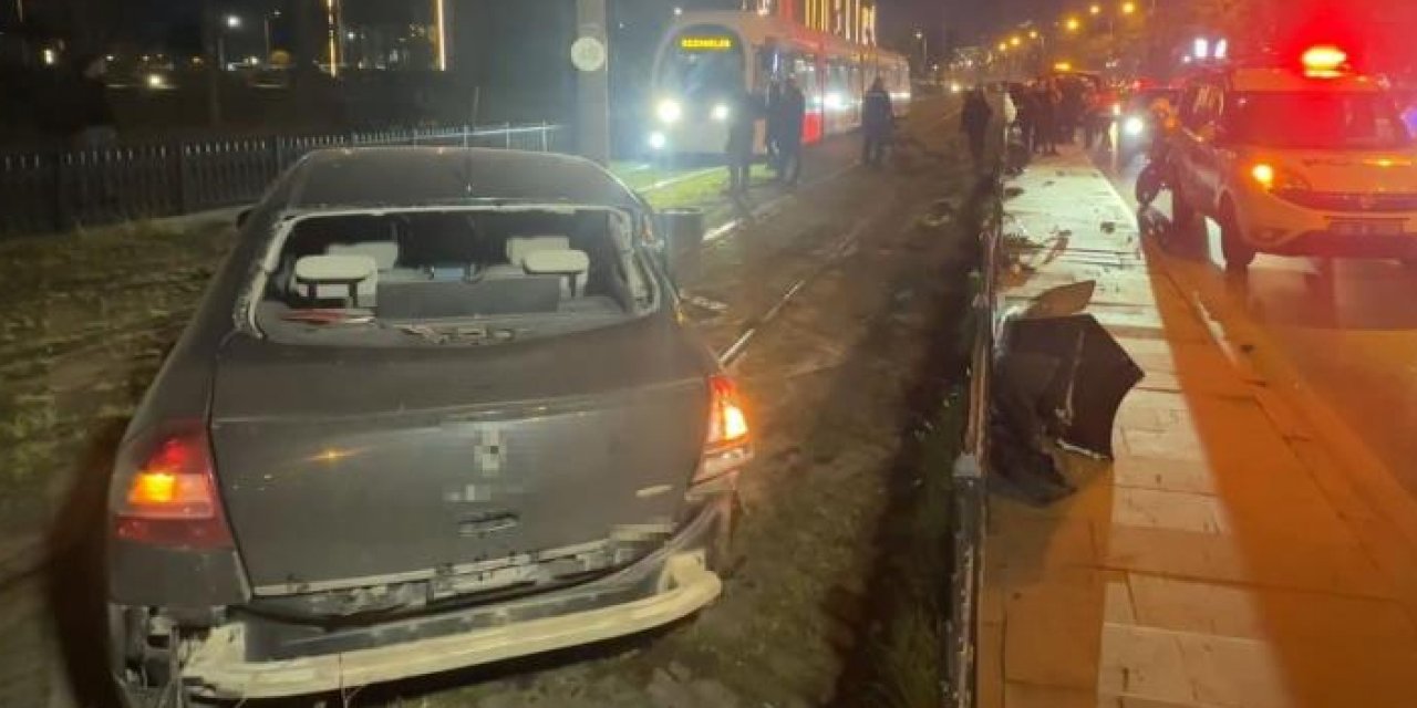 Samsun'da çarpışan iki otomobilden biri tramvay yoluna daldı! 1 yaralı