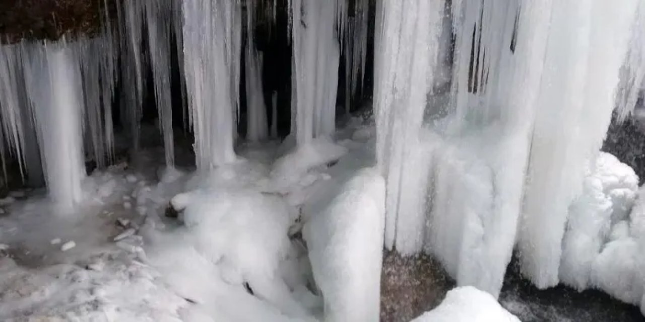 Bayburt’ta Sırakayalar Şelalesi buz tuttu!