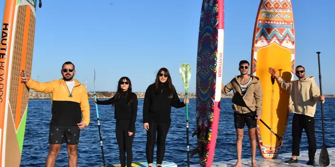 Ordu'da sağlıkçı çift meslektaşlarıyla kürek sörfü yapıyor