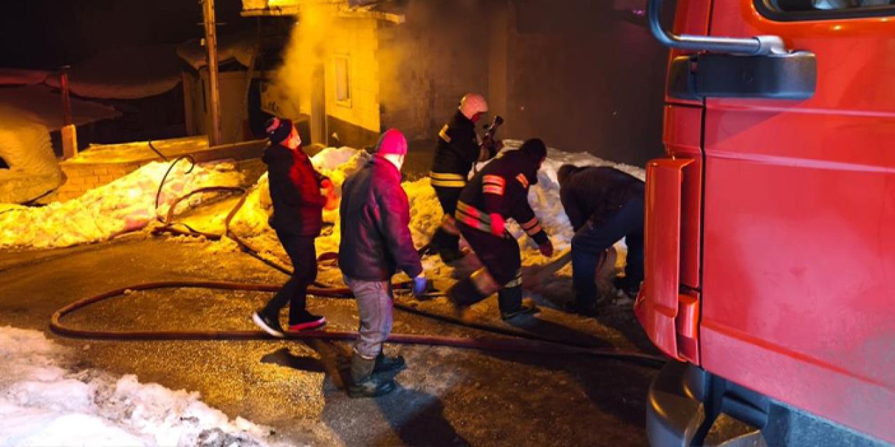 Bayburt’ta gece yarısı korkutan yangın: Mahsur kalan vatandaşı AFAD kurtardı