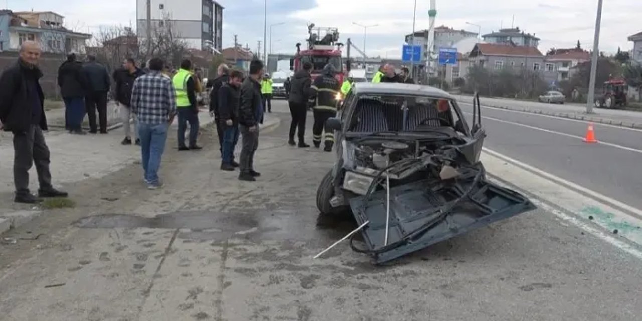 Samsun’da aydınlatma direğine çarpan araç hurdaya döndü