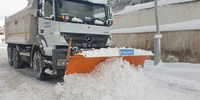 Van'da kar esareti: 420 yerleşim yerinin yolu ulaşıma kapandı.