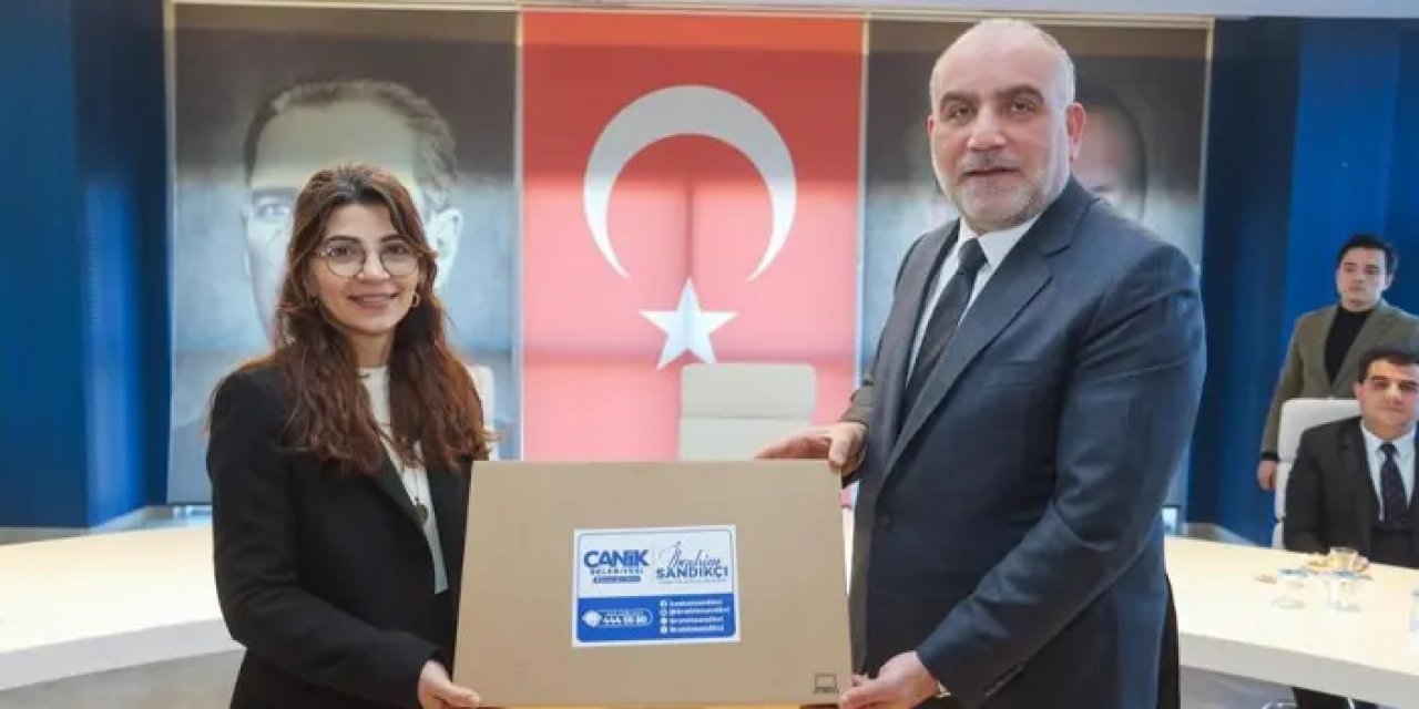 Samsun’da Başkan Sandıkçı öğretmenlere laptop hediye etti