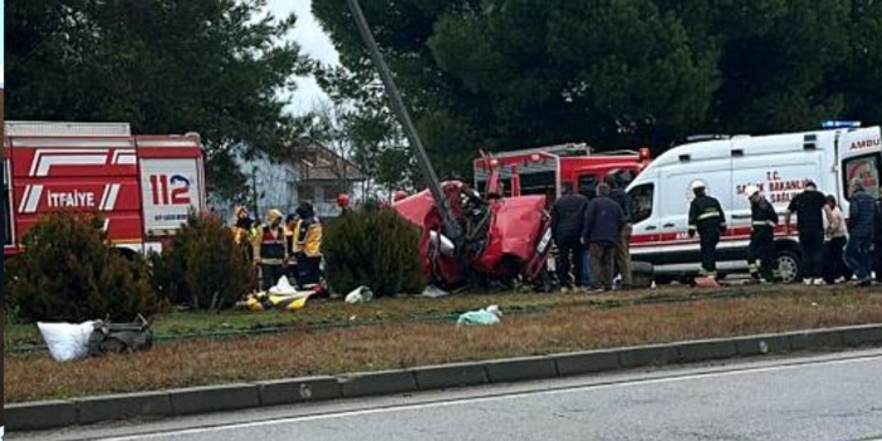 Samsun'da aydınlatma direğine çarpan araç hurdaya döndü! 2 yaralı