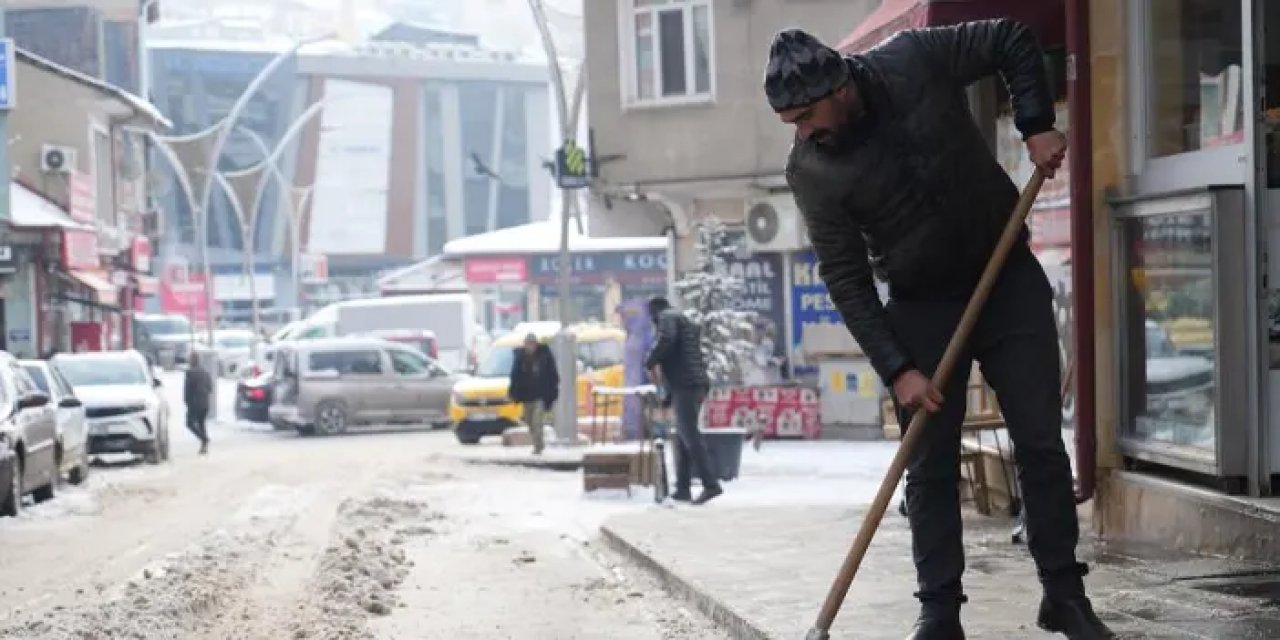 Bayburt’ta yılın ilk karı ile kent beyaz gelinliği giydi!