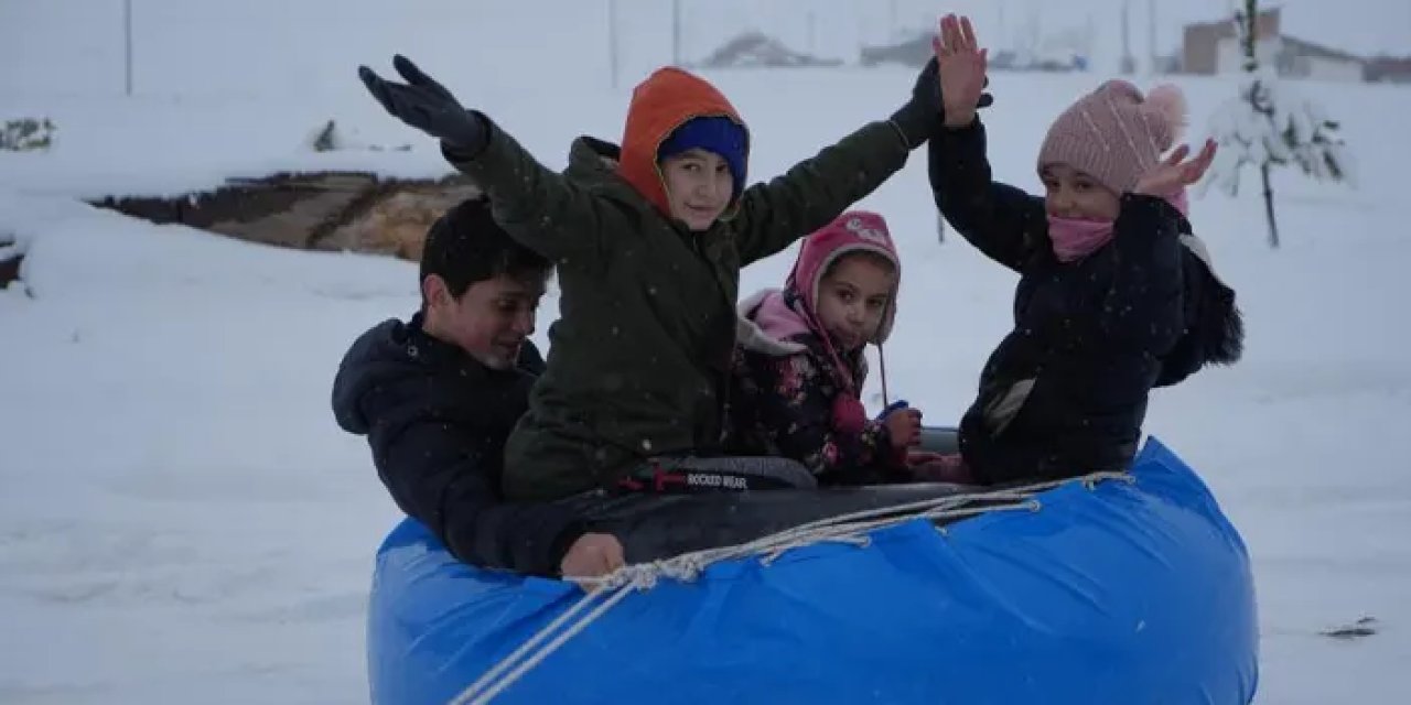 Bayburt’ta şambrel ile çocuklara kayak keyfi yaşattı