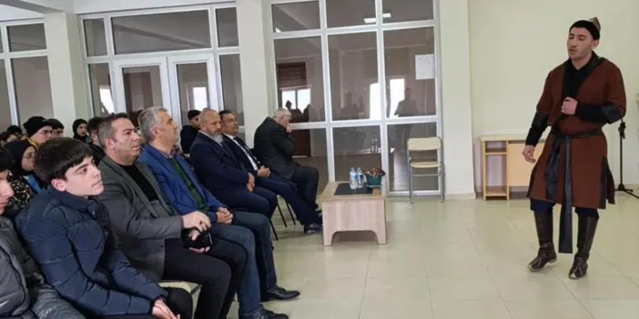 Bayburt’ta lise öğrencilerden canlandırma! Tarihi şahsiyetleri sahneye taşıdılar