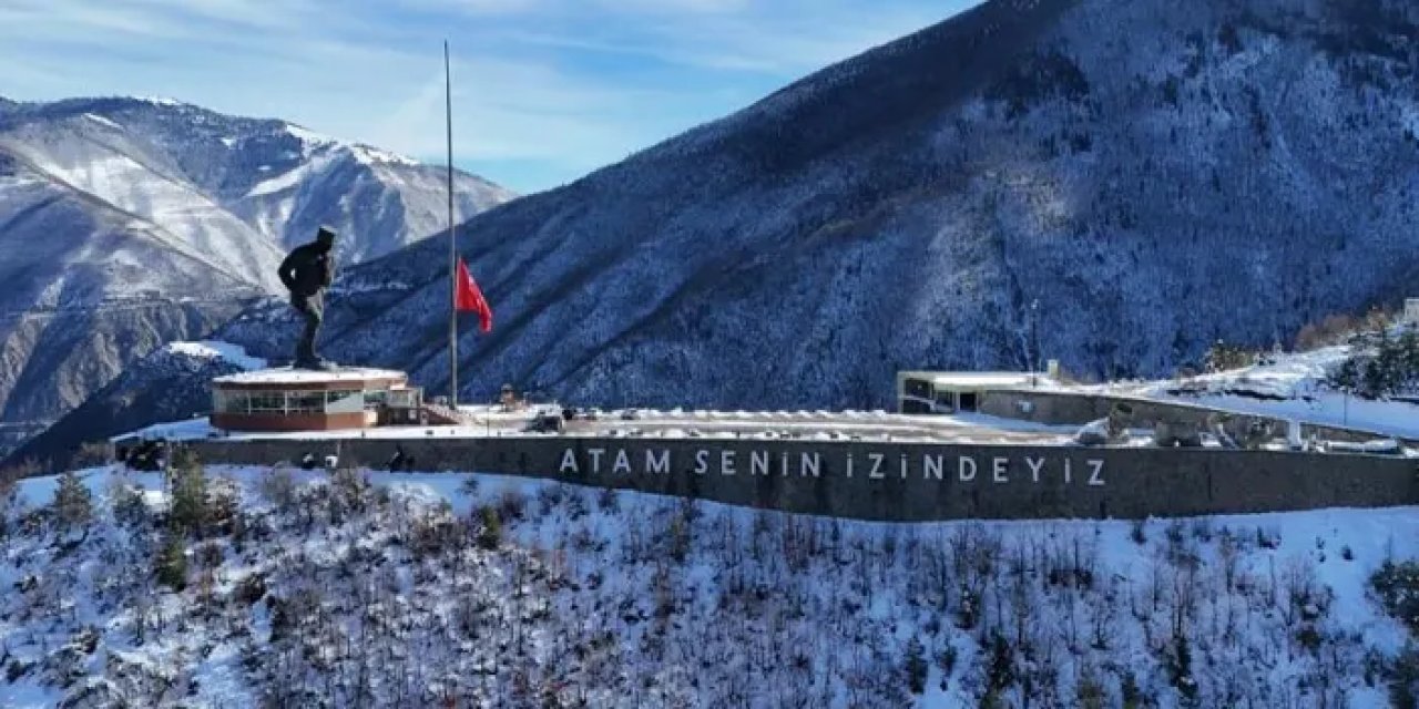 Artvin’de dev bayrak yas sebebiyle yarıya indirildi!