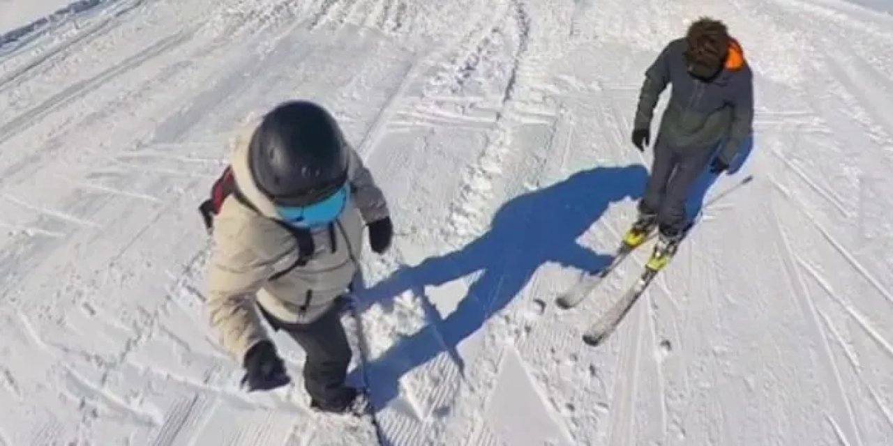 Gümüşhane’de snowboardcu ile kayakçı kozlarını paylaştı