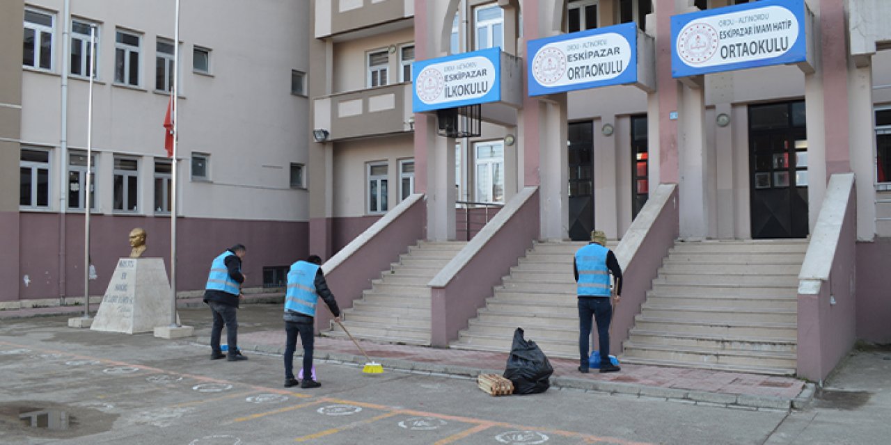 Ordu'da yükümlüler okulları temizliyor