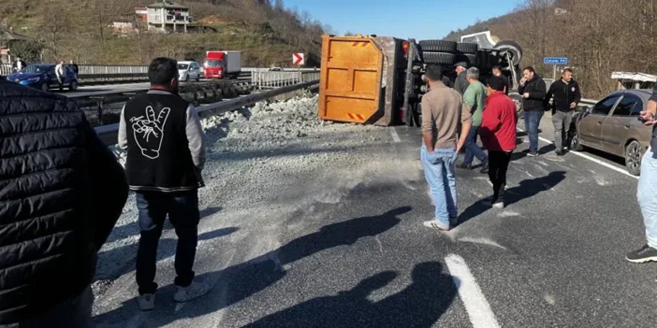 Ordu’da kil yüklü kamyon devrildi! Sahil yolu ulaşıma kapandı