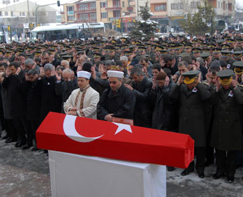 Şehitler toprağa veriliyor