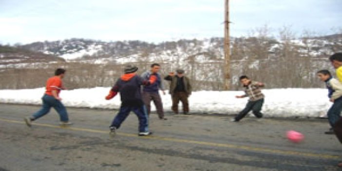 Karayolunda futbol oynuyorlar