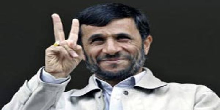 İran Ahmedinejad'a gülüyor