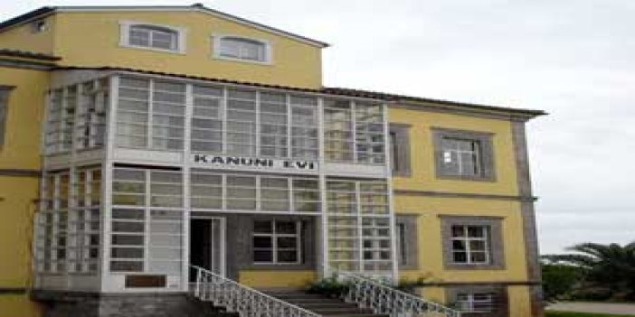 Kanuni Evi'nin camlarını kırdılar