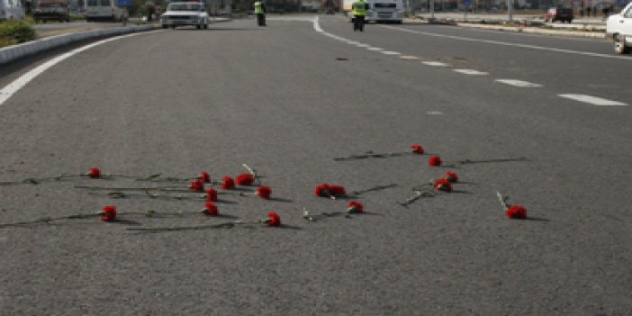 Acılı anne yolu kapattı